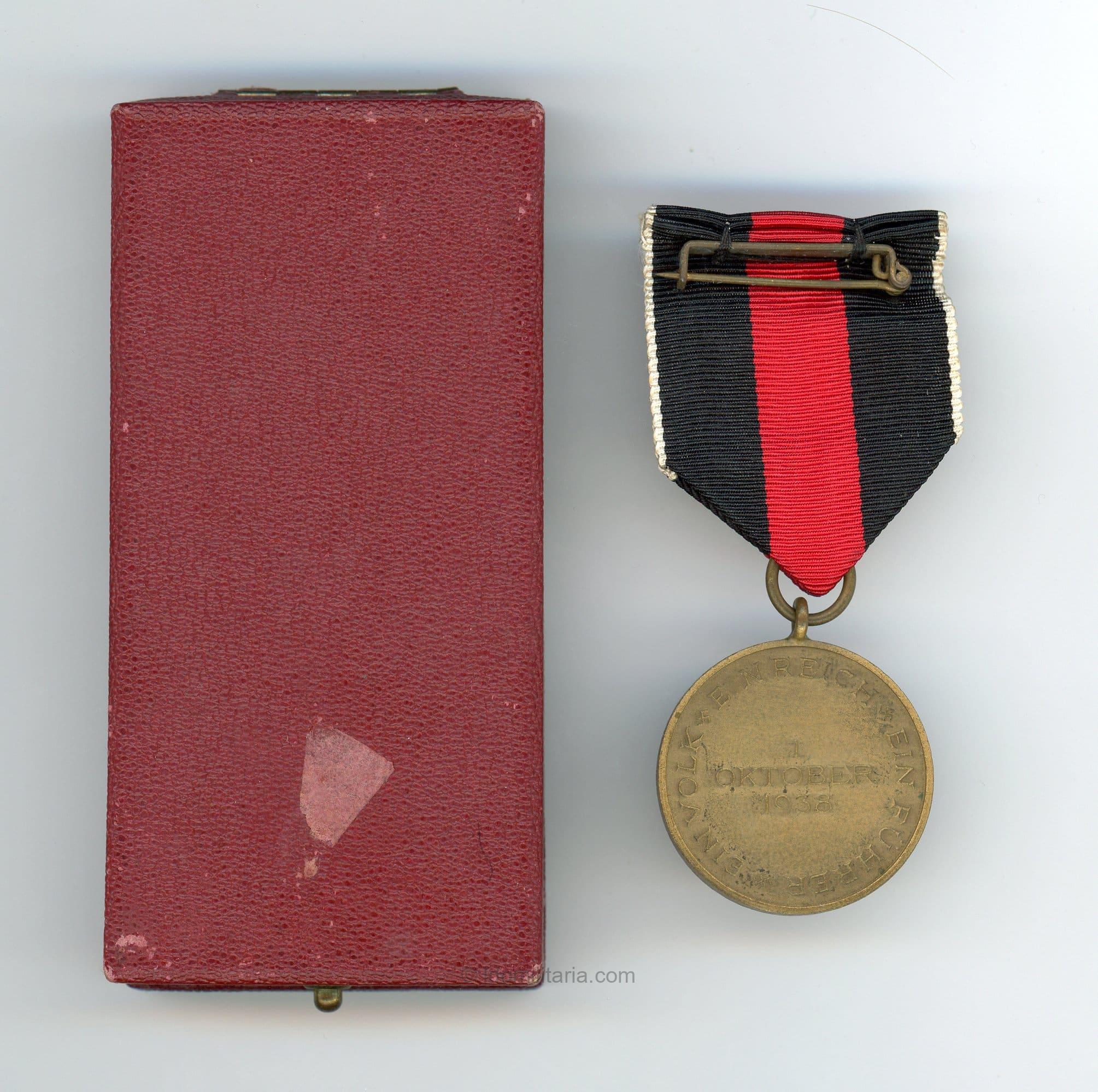 Sudetenland medal with case - Image 2