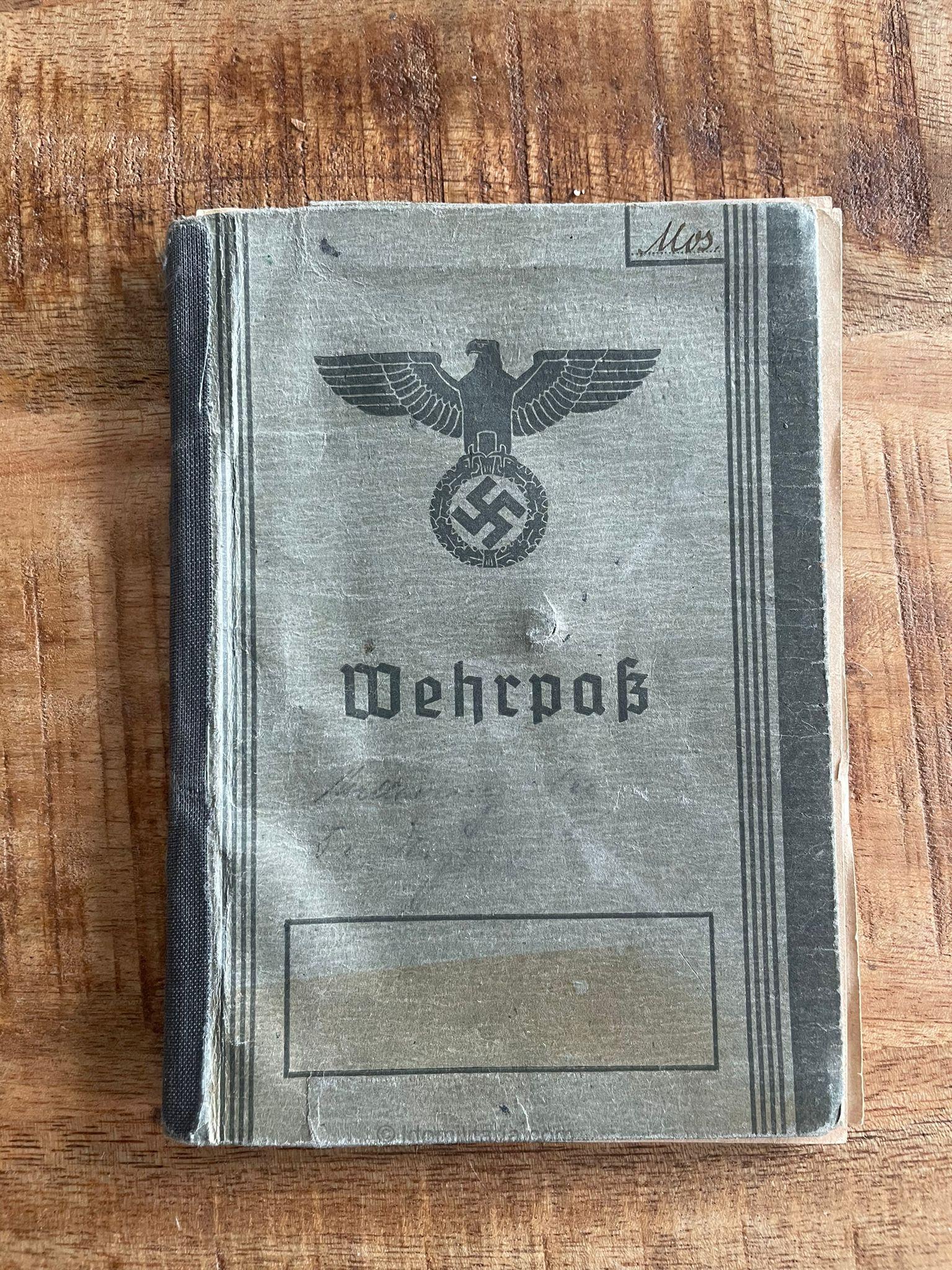 Kriegsfreiwilge HJ Gebietstab 37 ''Danzig-Westpreußen'' Wehrpass, Travel pass + cover - Citations to a Shanghai visit! - Image 2