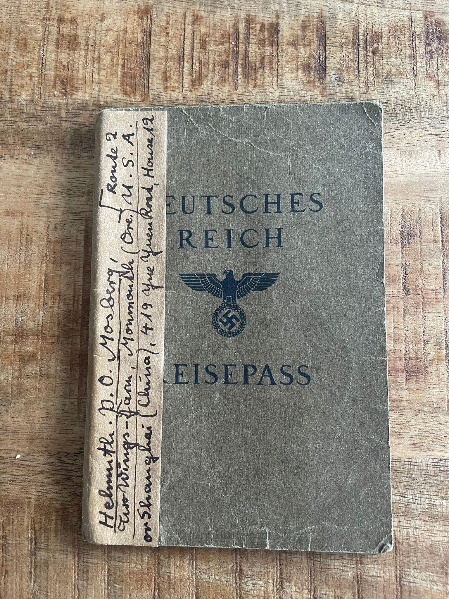 Kriegsfreiwilge HJ Gebietstab 37 ''Danzig-Westpreußen'' Wehrpass, Travel pass + cover - Citations to a Shanghai visit! - Image 17