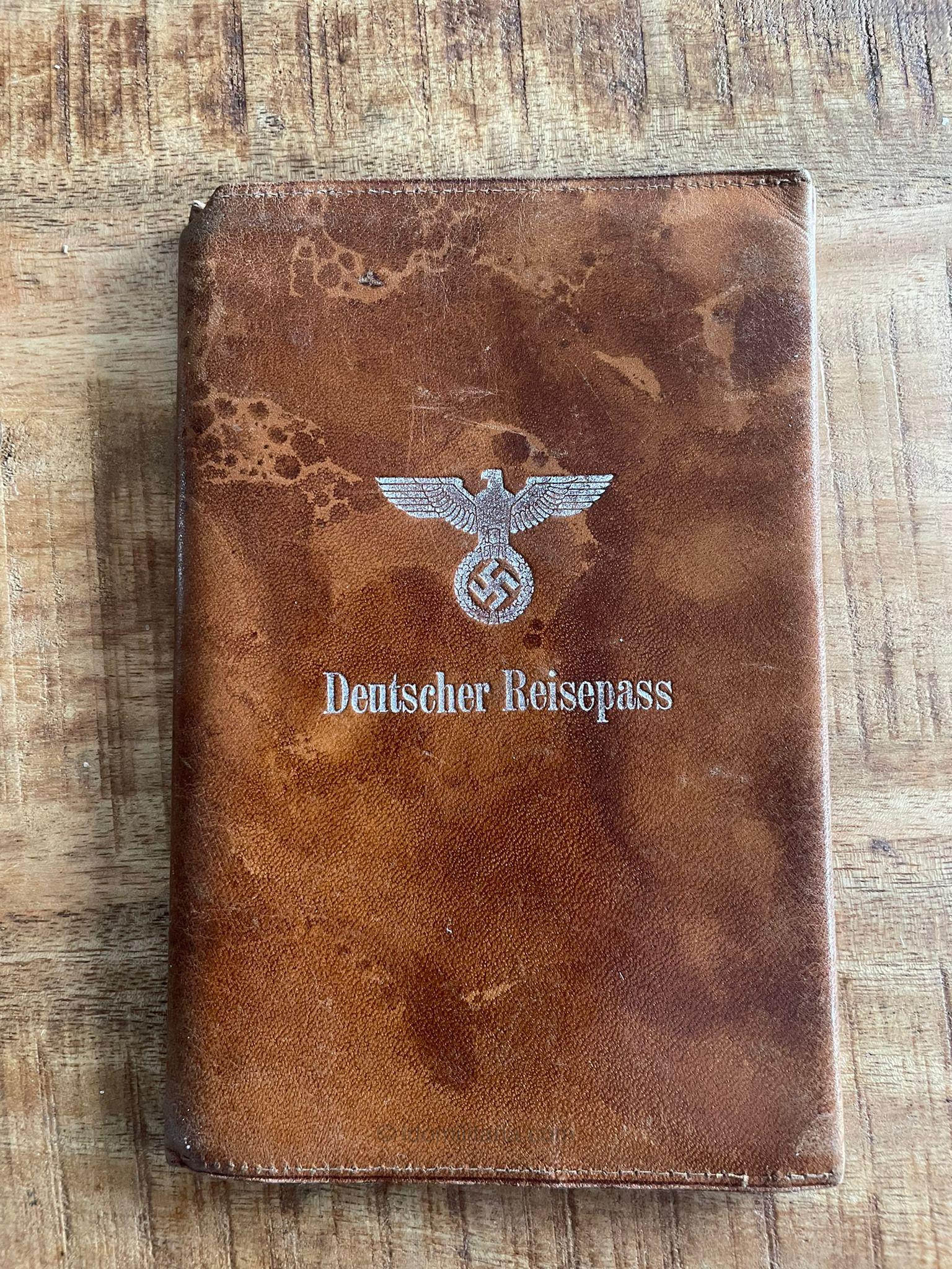 Kriegsfreiwilge HJ Gebietstab 37 ''Danzig-Westpreußen'' Wehrpass, Travel pass + cover - Citations to a Shanghai visit! - Image 23