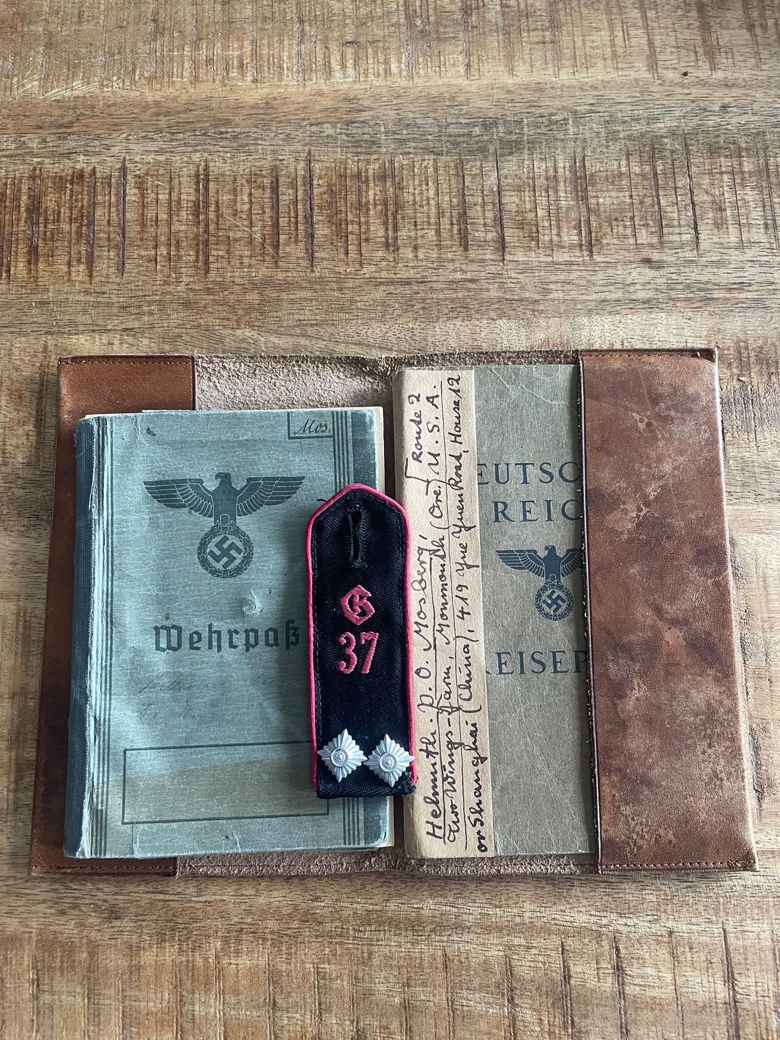 Kriegsfreiwilge HJ Gebietstab 37 ''Danzig-Westpreußen'' Wehrpass, Travel pass + cover - Citations to a Shanghai visit! - Image 25