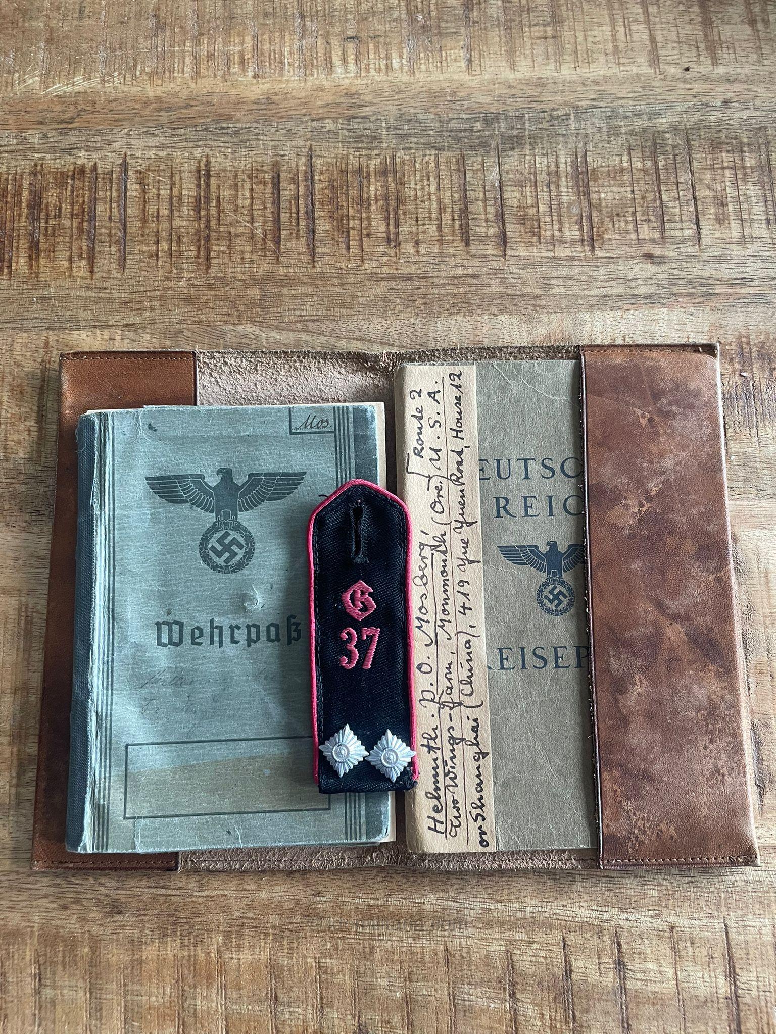 Kriegsfreiwilge HJ Gebietstab 37 ''Danzig-Westpreußen'' Wehrpass, Travel pass + cover - Citations to a Shanghai visit! - Image 27