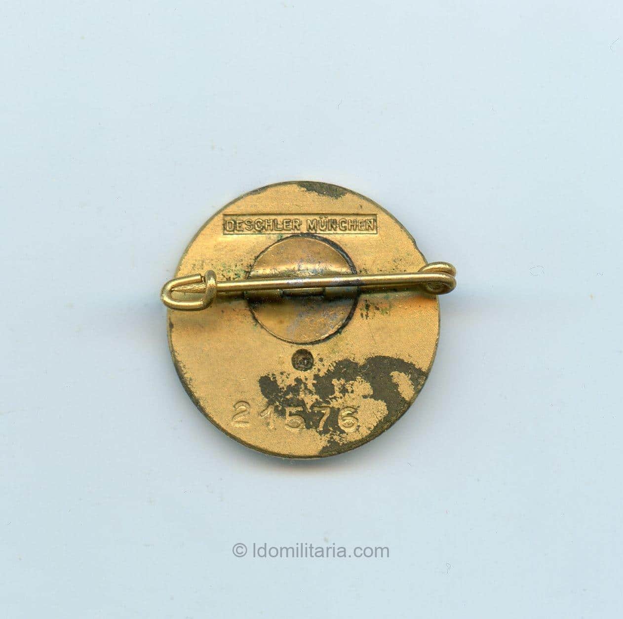 Golden NSDAP Membership Badge ”21576” small sized – Deschler & Sohn, München - Image 2