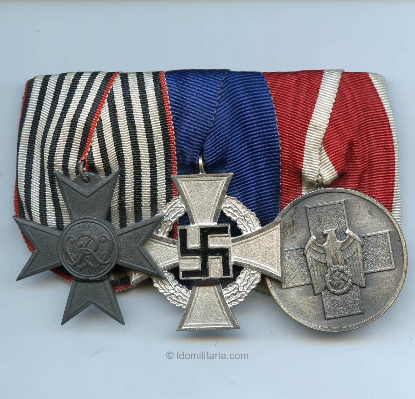 Three-piece medal bar