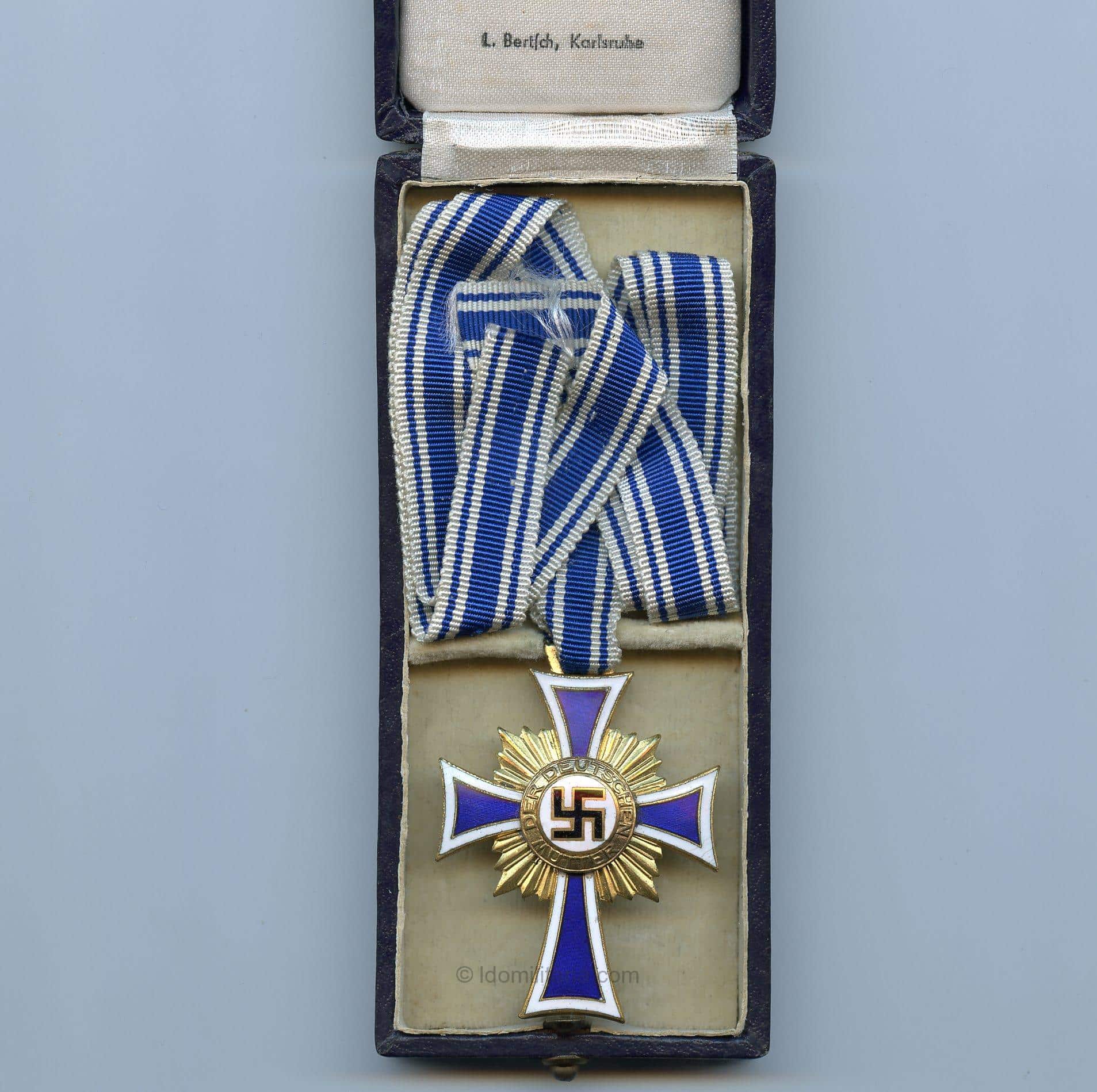 Motherscross in gold with case - L. Bertsch, Karlsruhe