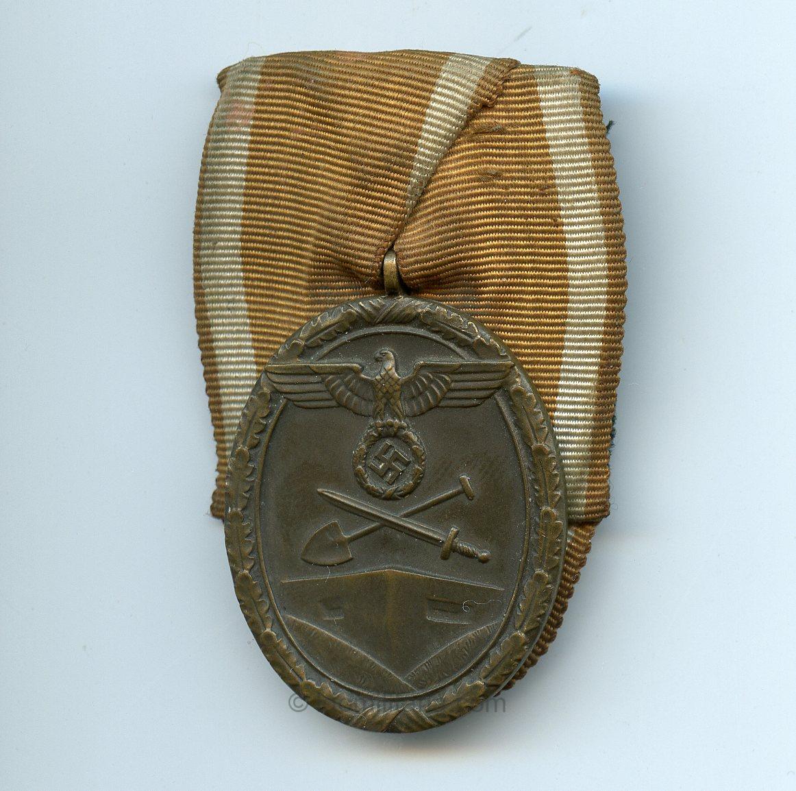 Single-mount schutzwall medal