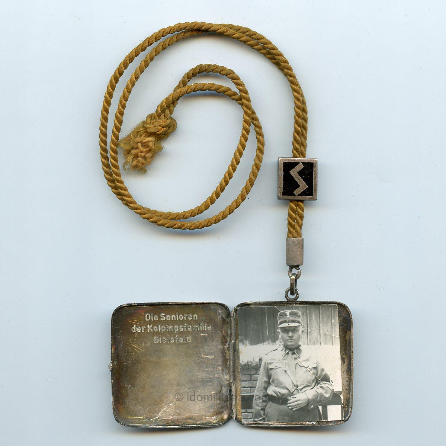 Solid silver '800' period hanger with photo - Allzeit In Treue Voran - Image 2