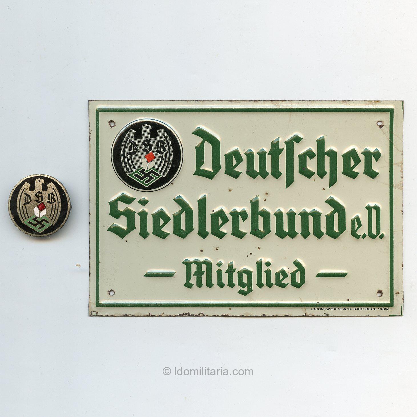 Deutsche Siedlerbund e.V membership badge with door plate.