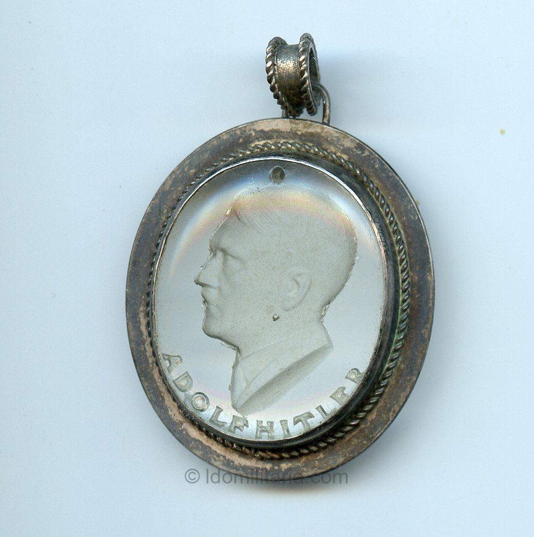 Glass Adolf Hitler sympathie hanger in '935 ' silver frame.
