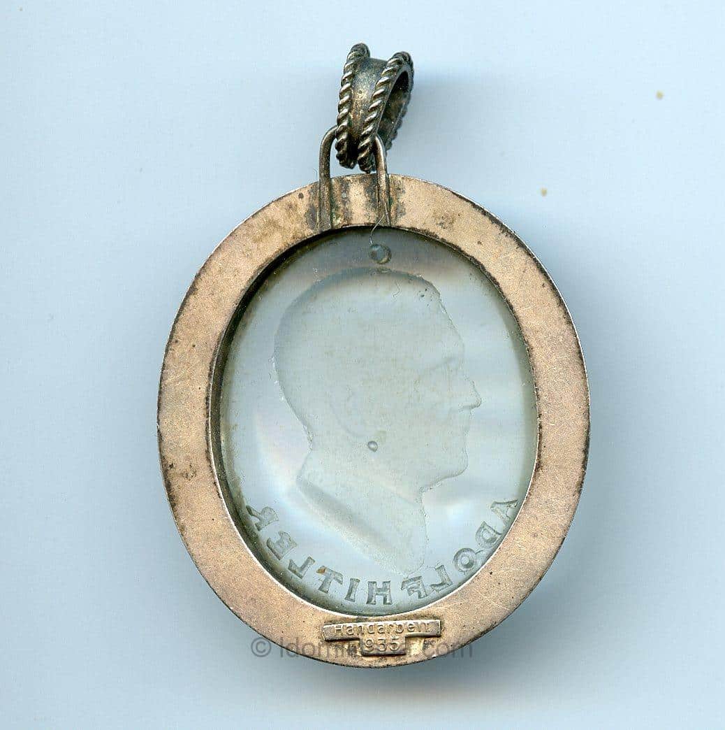 Glass Adolf Hitler sympathie hanger in '935 ' silver frame. - Image 2