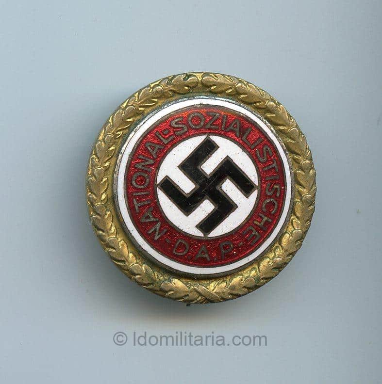 NSDAP Golden Party Badge 30mm – Deschler & Söhn, München – No. 36418